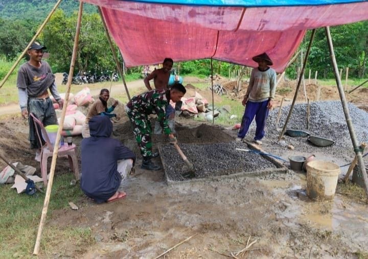 Babinsa Laksanakan Bakti Pembangunan TPT Jalan