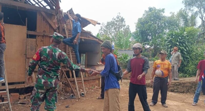 Babinsa Bersama Warga Laksanakan Karya Bakti Perehaban Rumah 2