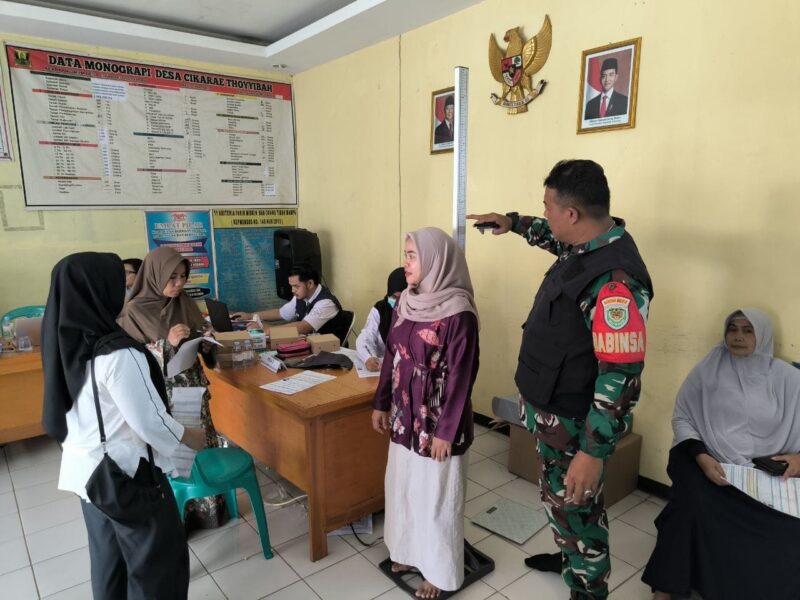 Babinsa Koramil 2204/Cikidang Dampingi Kegiatan Puskesmas Keliling di Desa Cikarae Thoyibah 1 Babinsa Koramil 2204/Cikidang Dampingi Kegiatan Puskesmas Keliling di Desa Cikarae Thoyibah