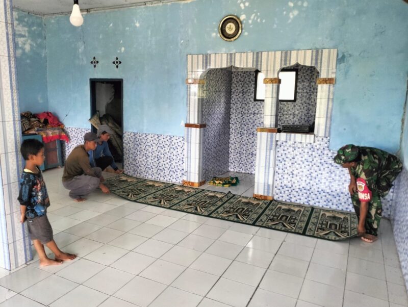 Babinsa Koramil 2212/Tegalbuleud Laksanakan Karya Bakti Pembersihan Masjid 6
