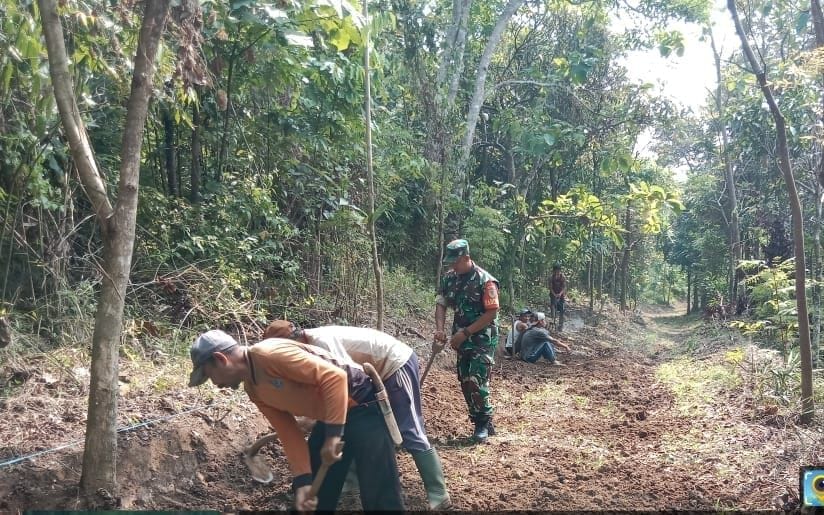Babinsa Koramil 2215/Ciemas Laksanakan Karya Bakti Bersama Warga