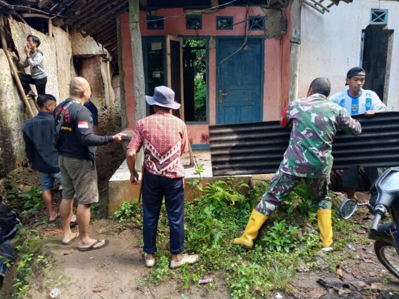Babinsa Koramil 2204/Cikidang Laksanakan Bhakti Perbaikan Rumah Warga 1 Babinsa Koramil 2204/Cikidang Laksanakan Bhakti Perbaikan Rumah Warga