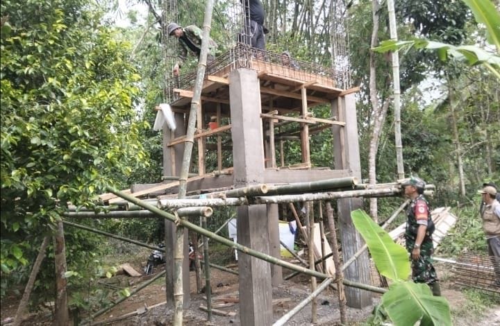 Babinsa Koramil 2210/Pabuaran Laksanakan Bhakti Bersama Warga