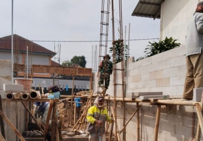 Babinsa dampingi pembangunan KDKMP Desa Parakansalak 1