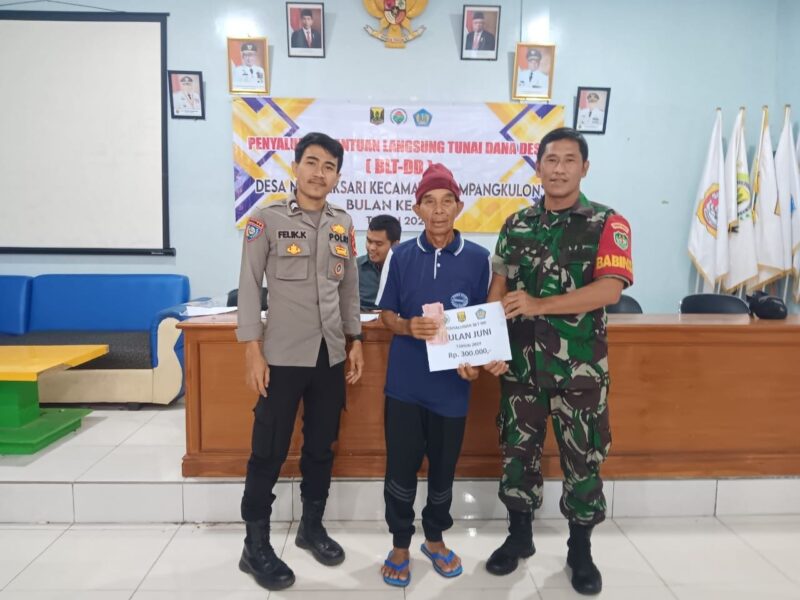 Babinsa Koramil 2213/Jampangkulon Dampingi Penyaluran BLT DD di Desa Nagraksari 1 Babinsa Koramil 2213/Jampangkulon Dampingi Penyaluran BLT DD di Desa Nagraksari