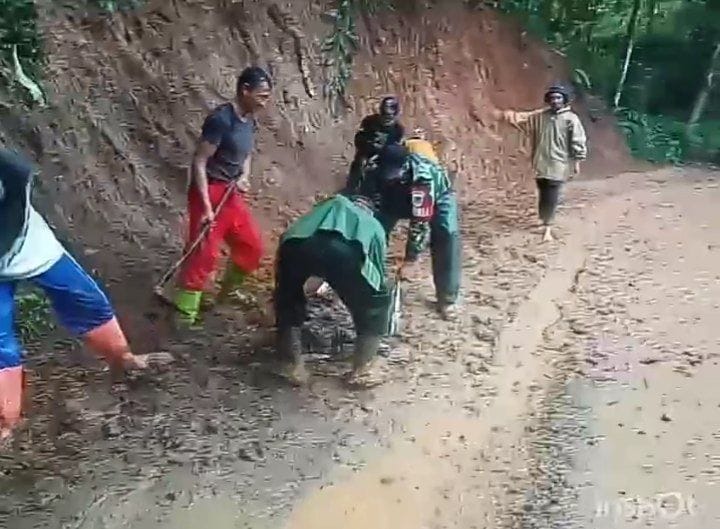 Babinsa Koramil 2204/Cikidang Laksanakan Bakti Pelebaran Jalan Desa 3
