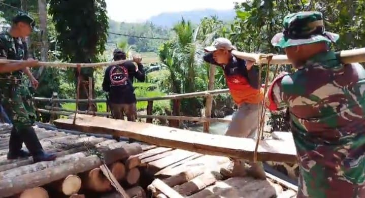 Babinsa Koramil 2208/Nyalindung Laksanakan Bakti Perbaikan Jembatan Sementara 1