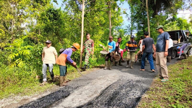 Babinsa Koramil 2201/Cisolok Laksanakan Karya Bakti Pengaspalan Jalan di Desa Cikakak 10
