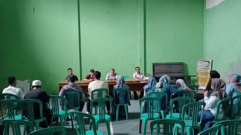 Babinsa Koramil 2202/Palabuhan Ratu Dampingi Penyaluran BLT di Desa Tonjong