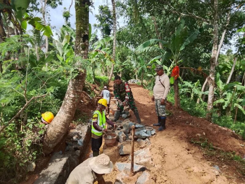Babinsa Koramil 2214/Surade Laksanakan Bhakti Pembangunan Saluran Irigasi di Desa Sukamukti