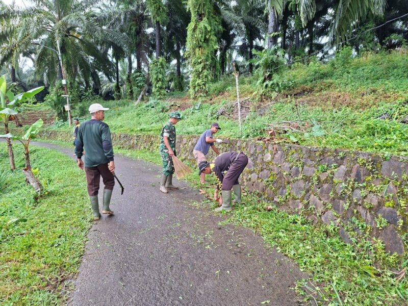 Babinsa Desa Cicareuh Laksanakan Bhakti Pembersihan Jalan di Desa Tamansari