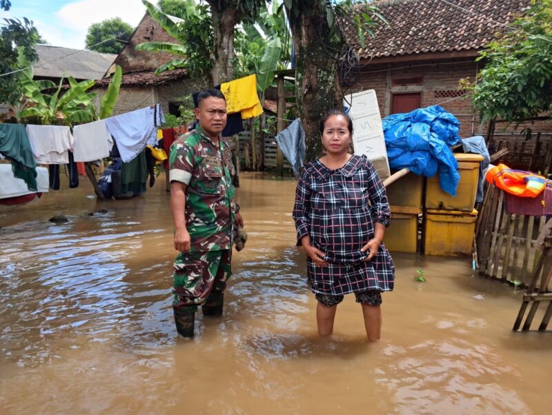 Babinsa Koramil 2202/Palabuhanratu Bantu Warga Terdampak Banjir 1 Babinsa Koramil 2202/Palabuhanratu Bantu Warga Terdampak Banjir