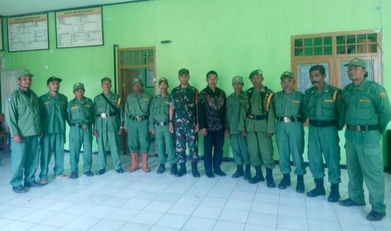 Pembinaan Linmas oleh Babinsa Koramil 2209/Lengkong di Desa Cilangkap 2