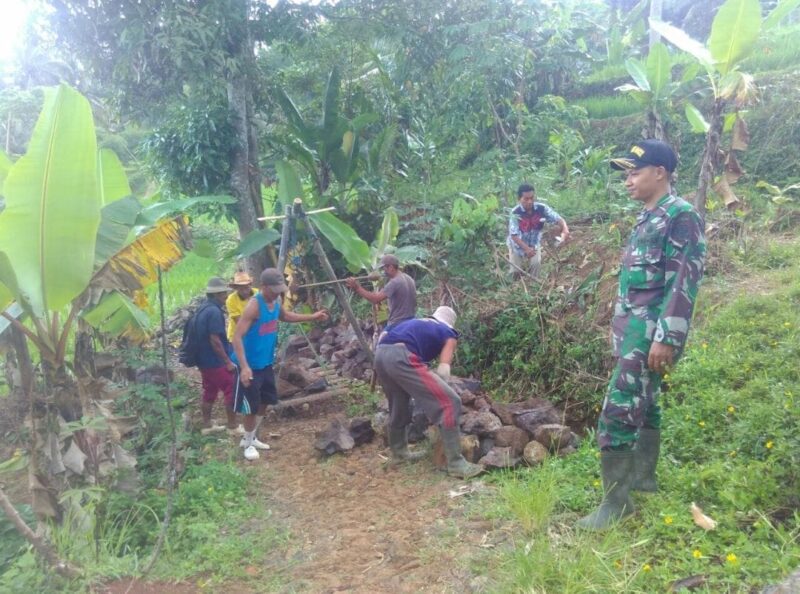 Babinsa Koramil 2211/Sagaranten Laksanakan Karya Bakti Pembuatan Jalan 1 Babinsa Koramil 2211/Sagaranten Laksanakan Karya Bakti Pembuatan Jalan