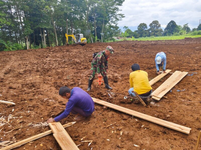 Babinsa Koramil 2206/Parakansalak Dampingi Pembangunan KDKMP 1 Babinsa Koramil 2206/Parakansalak Dampingi Pembangunan KDKMP