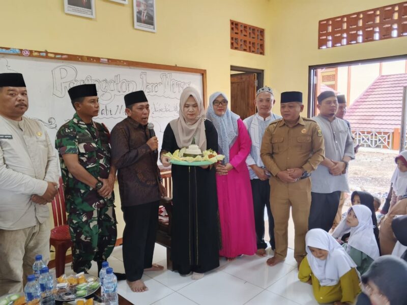 Babinsa Koramil 2202/Palabuhanratu Hadiri Peringatan Isra Mi’raj di Desa Cihaur 1 Babinsa Koramil 2202/Palabuhanratu Hadiri Peringatan Isra Mi’raj di Desa Cihaur