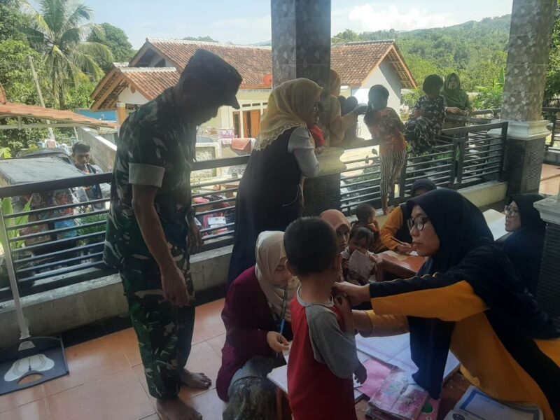 Pendampingan Posyandu oleh Babinsa Koramil 2204/Cikidang 1 Pendampingan Posyandu oleh Babinsa Koramil 2204/Cikidang