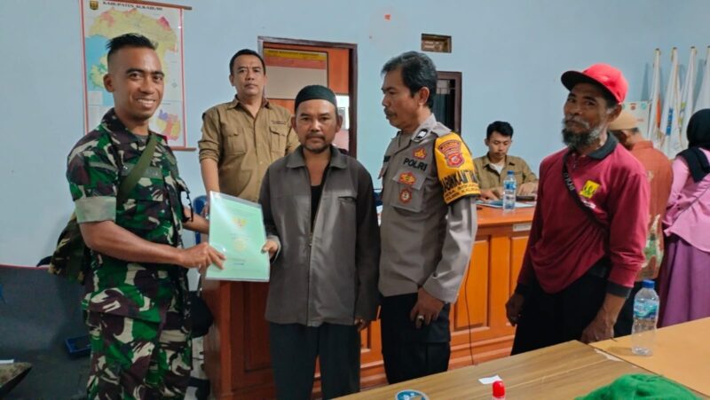 Babinsa Koramil 2213/Jampangkulon Dampingi Penyaluran Sertifikat Tanah di Desa Sekarsari 1 Babinsa Koramil 2213/Jampangkulon Dampingi Penyaluran Sertifikat Tanah di Desa Sekarsari