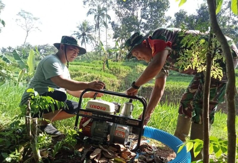 Babinsa Koramil 2207/Jampangtengah Laksanakan Pengecekan Pompa Air di Desa Jampang tengah 1 Babinsa Koramil 2207/Jampangtengah Laksanakan Pengecekan Pompa Air di Desa Jampang tengah