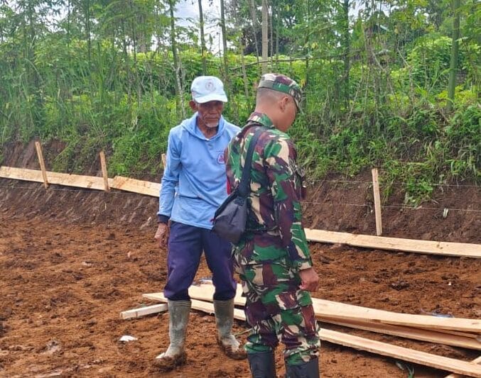 Babinsa Koramil 2206/Parakansalak Laksanakan Pendampingan Pembangunan KDKMP 1 Babinsa Koramil 2206/Parakansalak Laksanakan Pendampingan Pembangunan KDKMP