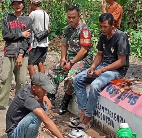 Babinsa koramil 2208/Nyalindung Desa Kertaangsana Laksanakan Bakti Pembersihan Lingkungan 2