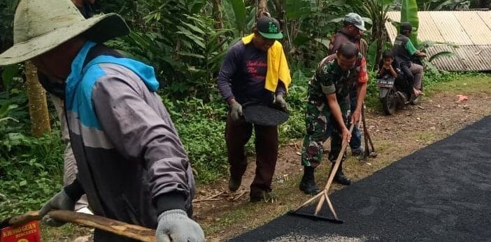 Babinsa Desa Nangkakoneng Laksanakan Bhakti Pengaspalan Jalan Desa 1