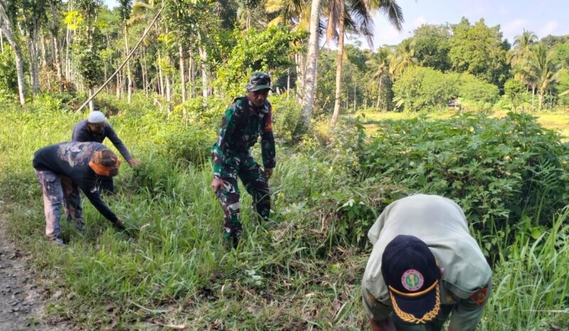 karya bakti Karya Bakti Pembersihan Jalan oleh Babinsa Koramil 2215/Ciemas Bersama Warga