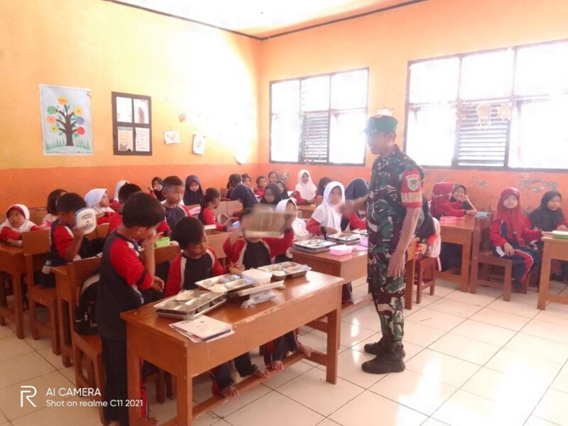 Babinsa Koramil 2208/Nyalindung Laksanakan Monitoring Penyaluran MBG SDN Cijangkar