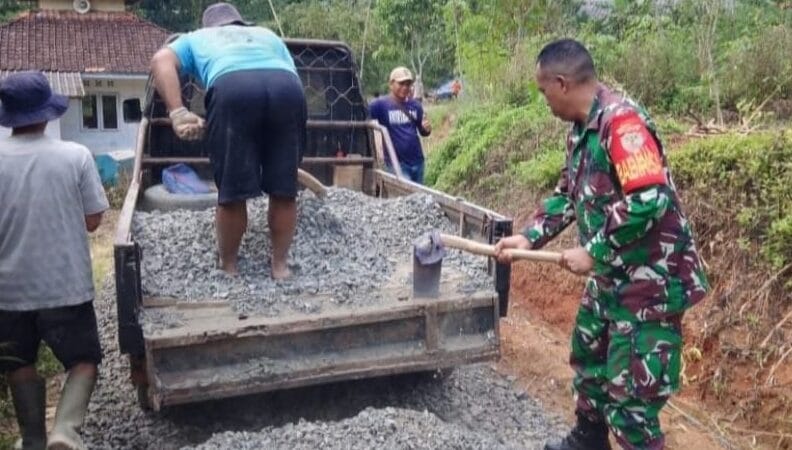 Babinsa Koramil 2209/Lengkong Laksanakan Karya Bakti Perkerasan Jalan 1 karya bakti Babinsa Koramil 2209/Lengkong Laksanakan Karya Bakti Perkerasan Jalan