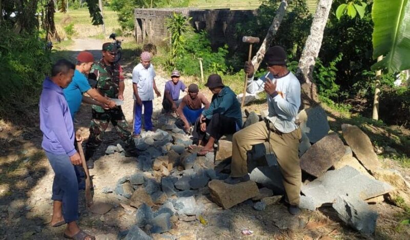 karya bakti Babinsa Koramil 2212/Tegalbuleud Laksanakan Karbak Perbaikan Jalan Bersama Warga