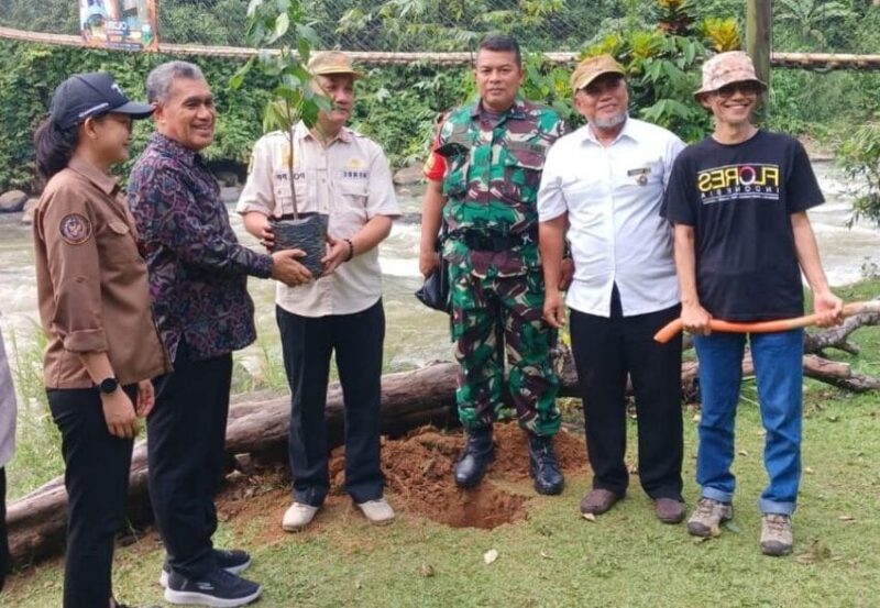 bintahwil Babinsa Koramil 2204/Cikidang Laksanakan Kegiatan Penghijauan di DAS Citarik