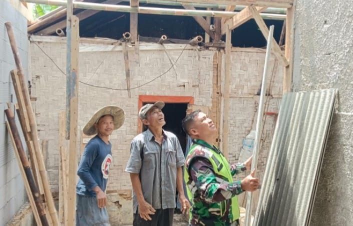 karya bakti Babinsa Koramil 2206/Parakansalak Laksanakan Karya Bakti Perbaikan Rutilahu di Bojongasih