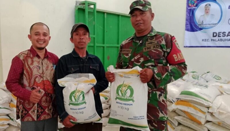 bintahwil Babinsa Koramil 2202/Palabuhanratu Dampingi Pembagian Beras di Desa Cikadu