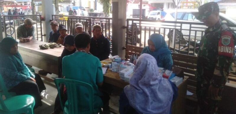 bintahwil Babinsa Koramil 2214/Surade Laksanakan Pendampingan Pelayanan Kesehatan Warga