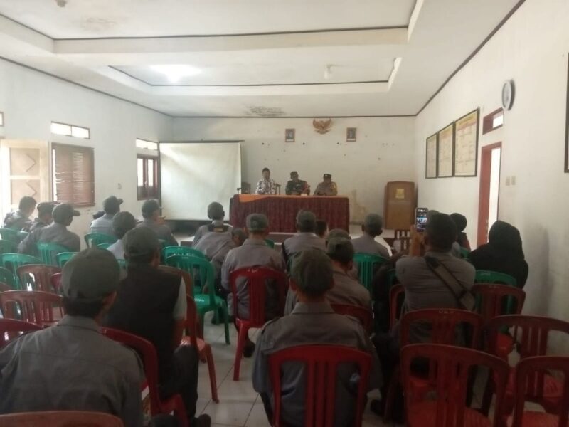 Babinsa Koramil 2204/Cikidang Dampingi Pembagian Insentif RT/RW di Desa Pangkalan