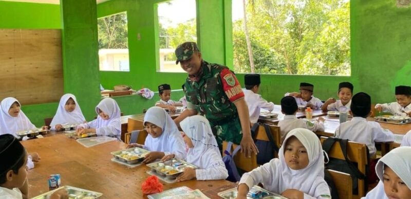 Babinsa Koramil 2214/Surade Dampingi Pelaksanaan MBG di Desa Sukamukti