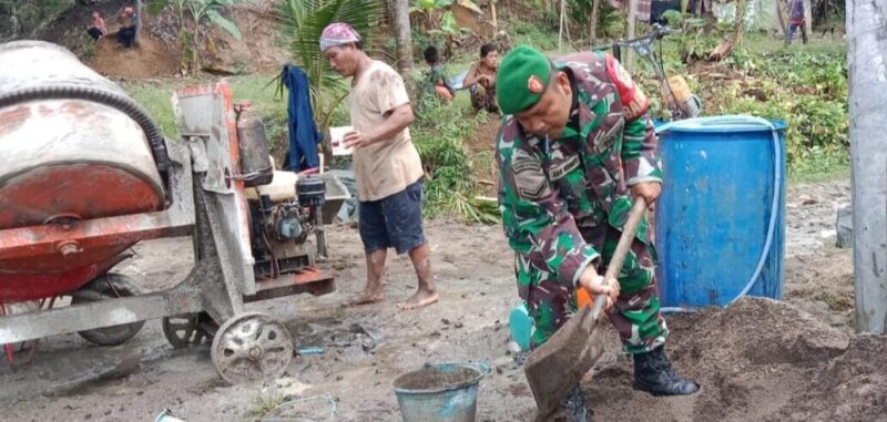 Babinsa Koramil 2212/Tegalbuleud Bersama Warga Laksanakan Karya Bakti Pembenahan Jalan