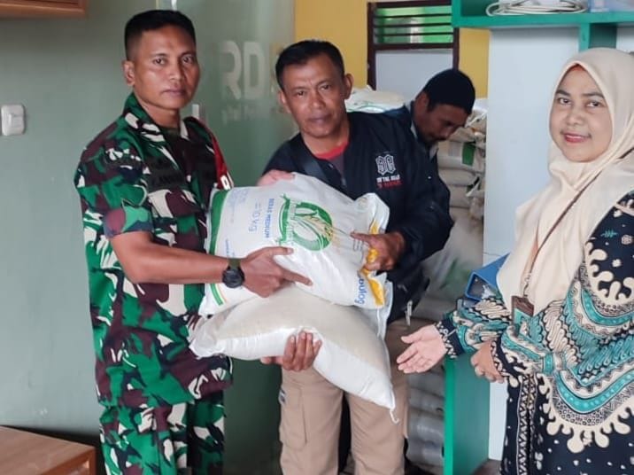Babinsa Koramil 2202/Palabuhanratu Laksanakan Pendampingan Pembagian Beras di Desa Kertajaya