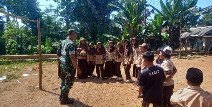 Babinsa Koramil 2210/Pabuaran Berikan Wawasan Kebangsaan di SDN Cipatat