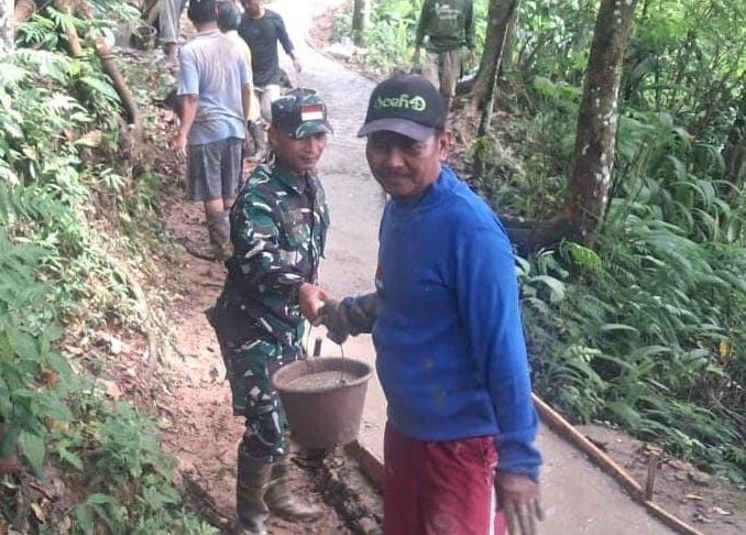 Babinsa koramil 2207/Jampang Tengah Desa Panumbangan Laksanakan Karya Bakti Pengecoran Jalan Desa