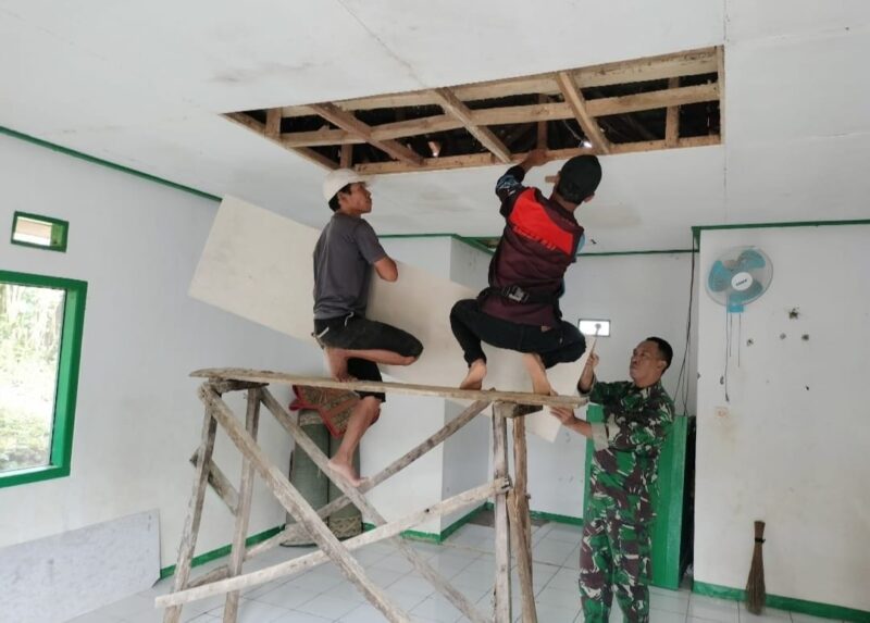 Babinsa Koramil 2209/Lengkong Laksanakan Karya Bakti Perbaikan Mushola