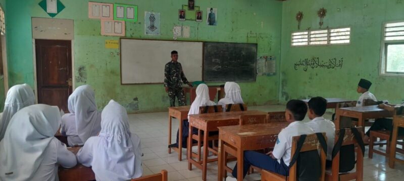Babinsa Koramil 2212/Tegalbuleud Berikan Wawasan Kebangsaan kepada Siswa MTs Asshobari 1 Babinsa Koramil 2212/Tegalbuleud Berikan Wawasan Kebangsaan kepada Siswa MTs Asshobari