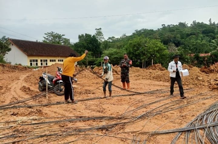 Babinsa Koramil 2210/Pabuaran Dampingi Pembangunan KDKMP di Desa Bantarsari 1 Babinsa Koramil 2210/Pabuaran Dampingi Pembangunan KDKMP di Desa Bantarsari