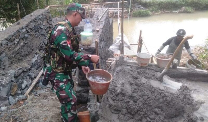 Babinsa Koramil 2214/Surade Bersama Warga Laksanakan Bhakti Pembangunan Jembatan
