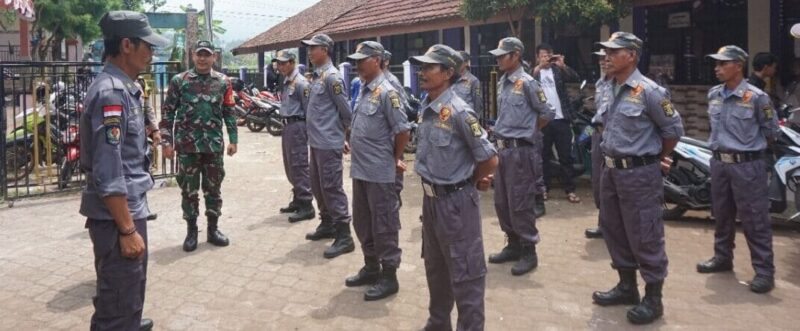 Babinsa Koramil 2206/Parakansalak Laksanakan Pembinaan Linmas di Desa Sukatani 1 Babinsa Koramil 2206/Parakansalak Laksanakan Pembinaan Linmas di Desa Sukatani