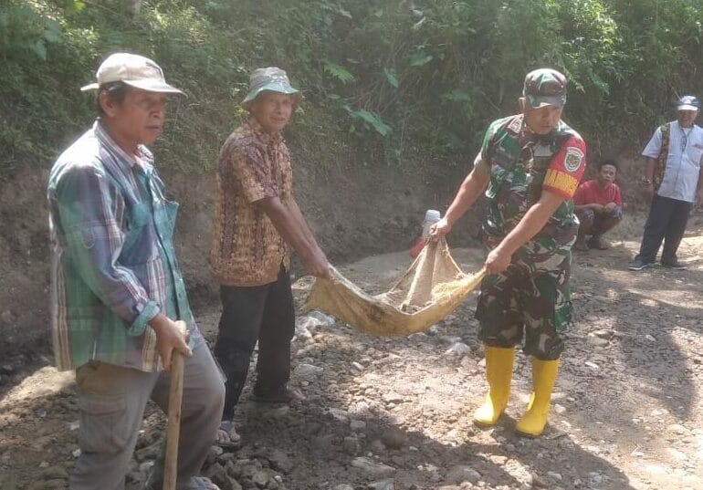 Babinsa Koramil 2204/Cikidang Laksanakan Karya Bhakti Perkerasan Jalan di Desa Tamansari 1 Babinsa Koramil 2204/Cikidang Laksanakan Karya Bhakti Perkerasan Jalan di Desa Tamansari