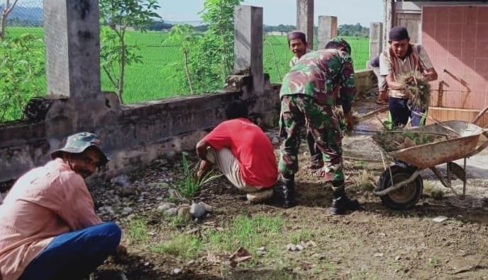 Babinsa Koramil 2212/Tegalbuleud Laksanakan Kerja Bakti Bersihkan Halaman Masjid Al Furqan