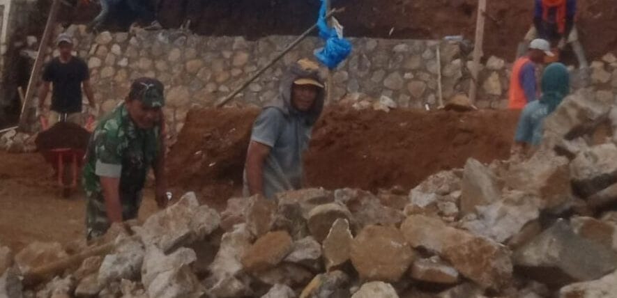 BABINSA KORAMIL 2207/JAMPANGTENGAH LAKSANAKAN KARYA BAKTI PEMBANGUNAN TPT SALURAN AIR