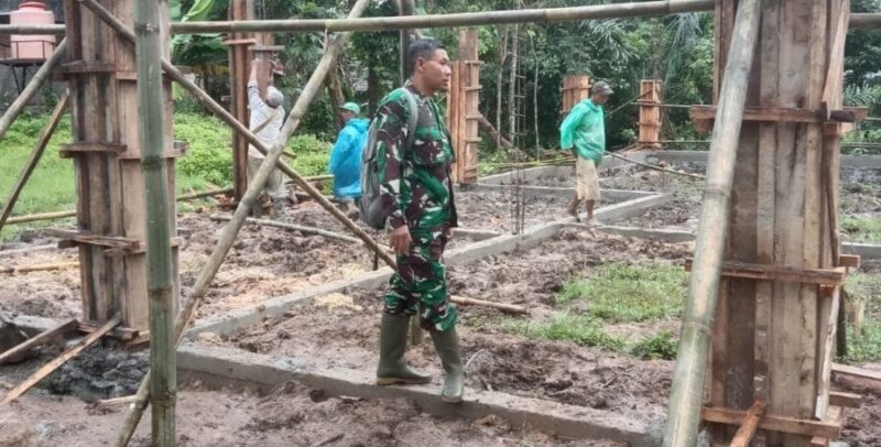 BABINSA KORAMIL 2211/SAGARANTEN MONITORING PEMBANGUNAN KDKMP DI DESA CIBITUNG
