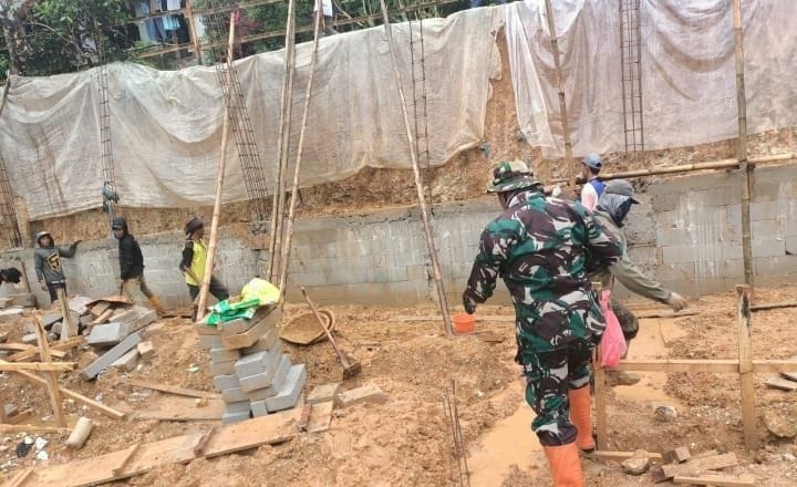 BABINSA KORAMIL 2210/PABUARAN MELAKSANAKAN KEGIATAN MONITORING PEMBANGUNAN KDKMP DI WILAYAH BINAAN.